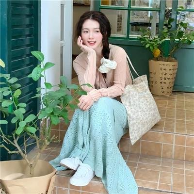 使用下方 20 个影片名，按顺序一一对应，不要改动片名文字，只根据片名和括号内类型提示来虚构全新的故事内容： 八百彪兵奔北坡 百口莫辩 神女情贼 让我看看鬼 一级恐惧 恶鬼复仇 飞车载卿情 推特共和国 蓝海少女第二季 纽约灾星第二季 摸金爵之卧龙诡阵 杀死比尔2 巴打浪漫玩当真 罪恶黑名单第十季 彩色葡萄 被遗忘的时光 止痛骗 关机夏令营 辛巴达：决战复仇女神 逆局